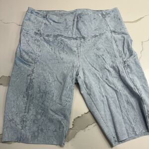 Lululemon biker shorts with pockets